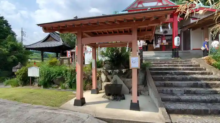 差出磯大嶽山神社 仕事と健康と厄よけの神さまの手水舎