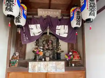 地蔵堂 (延命地蔵大菩薩)の{uncategorized: "未分類", other: "その他", undefined: "問題あり", building: "その他建物", grave: "お墓", sacred_gate: "鳥居", guardian: "狛犬", statue: "像", buddha: "仏像", history: "歴史", nature: "自然", garden: "庭園", animal: "動物", pagoda: "塔", temizu: "手水舎", mountain_gate: "山門・神門", sanctuary: "本殿・本堂", subordinate: "末社・摂社", art: "芸術", scenery: "景色", jizo: "地蔵", ema: "絵馬", goshuin: "御朱印", omikuji: "おみくじ", items: "授与品その他", amulet: "お守り", goshuincho: "御朱印帳", eats: "食事", festival: "お祭り", votive_dance: "神楽", shichigosan: "七五三参", wedding: "結婚式", experience: "体験その他", initially: "初詣", around: "周辺", anti_infection: "感染症対策"}