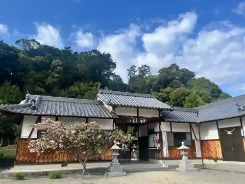 相賀大神社の{uncategorized: "未分類", other: "その他", undefined: "問題あり", building: "その他建物", grave: "お墓", sacred_gate: "鳥居", guardian: "狛犬", statue: "像", buddha: "仏像", history: "歴史", nature: "自然", garden: "庭園", animal: "動物", pagoda: "塔", temizu: "手水舎", mountain_gate: "山門・神門", sanctuary: "本殿・本堂", subordinate: "末社・摂社", art: "芸術", scenery: "景色", jizo: "地蔵", ema: "絵馬", goshuin: "御朱印", omikuji: "おみくじ", items: "授与品その他", amulet: "お守り", goshuincho: "御朱印帳", eats: "食事", festival: "お祭り", votive_dance: "神楽", shichigosan: "七五三参", wedding: "結婚式", experience: "体験その他", initially: "初詣", around: "周辺", anti_infection: "感染症対策"}