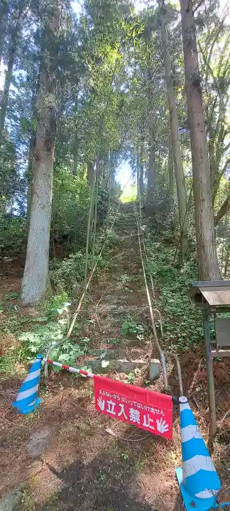 熊野神社の{uncategorized: "未分類", other: "その他", undefined: "問題あり", building: "その他建物", grave: "お墓", sacred_gate: "鳥居", guardian: "狛犬", statue: "像", buddha: "仏像", history: "歴史", nature: "自然", garden: "庭園", animal: "動物", pagoda: "塔", temizu: "手水舎", mountain_gate: "山門・神門", sanctuary: "本殿・本堂", subordinate: "末社・摂社", art: "芸術", scenery: "景色", jizo: "地蔵", ema: "絵馬", goshuin: "御朱印", omikuji: "おみくじ", items: "授与品その他", amulet: "お守り", goshuincho: "御朱印帳", eats: "食事", festival: "お祭り", votive_dance: "神楽", shichigosan: "七五三参", wedding: "結婚式", experience: "体験その他", initially: "初詣", around: "周辺", anti_infection: "感染症対策"}