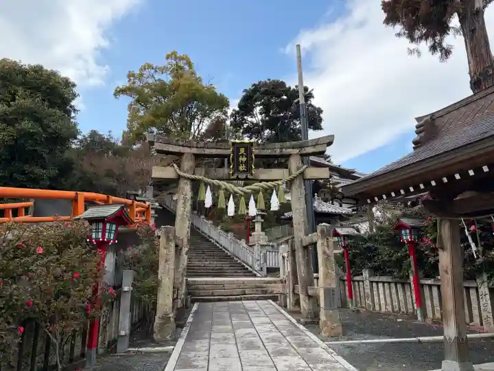 艮神社の{uncategorized: "未分類", other: "その他", undefined: "問題あり", building: "その他建物", grave: "お墓", sacred_gate: "鳥居", guardian: "狛犬", statue: "像", buddha: "仏像", history: "歴史", nature: "自然", garden: "庭園", animal: "動物", pagoda: "塔", temizu: "手水舎", mountain_gate: "山門・神門", sanctuary: "本殿・本堂", subordinate: "末社・摂社", art: "芸術", scenery: "景色", jizo: "地蔵", ema: "絵馬", goshuin: "御朱印", omikuji: "おみくじ", items: "授与品その他", amulet: "お守り", goshuincho: "御朱印帳", eats: "食事", festival: "お祭り", votive_dance: "神楽", shichigosan: "七五三参", wedding: "結婚式", experience: "体験その他", initially: "初詣", around: "周辺", anti_infection: "感染症対策"}