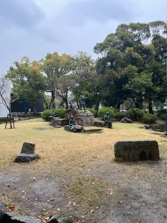 豊國神社の{uncategorized: "未分類", other: "その他", undefined: "問題あり", building: "その他建物", grave: "お墓", sacred_gate: "鳥居", guardian: "狛犬", statue: "像", buddha: "仏像", history: "歴史", nature: "自然", garden: "庭園", animal: "動物", pagoda: "塔", temizu: "手水舎", mountain_gate: "山門・神門", sanctuary: "本殿・本堂", subordinate: "末社・摂社", art: "芸術", scenery: "景色", jizo: "地蔵", ema: "絵馬", goshuin: "御朱印", omikuji: "おみくじ", items: "授与品その他", amulet: "お守り", goshuincho: "御朱印帳", eats: "食事", festival: "お祭り", votive_dance: "神楽", shichigosan: "七五三参", wedding: "結婚式", experience: "体験その他", initially: "初詣", around: "周辺", anti_infection: "感染症対策"}