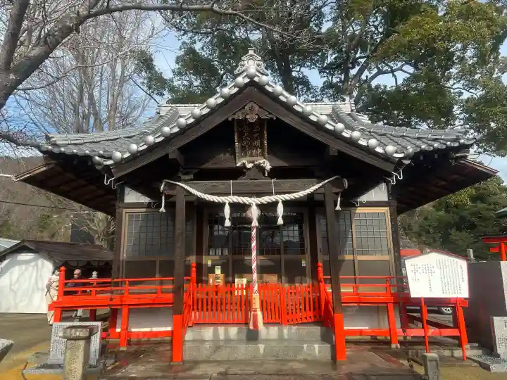 大嶋稲荷神社の{uncategorized: "未分類", other: "その他", undefined: "問題あり", building: "その他建物", grave: "お墓", sacred_gate: "鳥居", guardian: "狛犬", statue: "像", buddha: "仏像", history: "歴史", nature: "自然", garden: "庭園", animal: "動物", pagoda: "塔", temizu: "手水舎", mountain_gate: "山門・神門", sanctuary: "本殿・本堂", subordinate: "末社・摂社", art: "芸術", scenery: "景色", jizo: "地蔵", ema: "絵馬", goshuin: "御朱印", omikuji: "おみくじ", items: "授与品その他", amulet: "お守り", goshuincho: "御朱印帳", eats: "食事", festival: "お祭り", votive_dance: "神楽", shichigosan: "七五三参", wedding: "結婚式", experience: "体験その他", initially: "初詣", around: "周辺", anti_infection: "感染症対策"}
