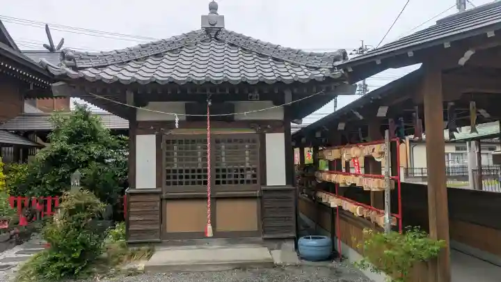 於菊稲荷神社の{uncategorized: "未分類", other: "その他", undefined: "問題あり", building: "その他建物", grave: "お墓", sacred_gate: "鳥居", guardian: "狛犬", statue: "像", buddha: "仏像", history: "歴史", nature: "自然", garden: "庭園", animal: "動物", pagoda: "塔", temizu: "手水舎", mountain_gate: "山門・神門", sanctuary: "本殿・本堂", subordinate: "末社・摂社", art: "芸術", scenery: "景色", jizo: "地蔵", ema: "絵馬", goshuin: "御朱印", omikuji: "おみくじ", items: "授与品その他", amulet: "お守り", goshuincho: "御朱印帳", eats: "食事", festival: "お祭り", votive_dance: "神楽", shichigosan: "七五三参", wedding: "結婚式", experience: "体験その他", initially: "初詣", around: "周辺", anti_infection: "感染症対策"}