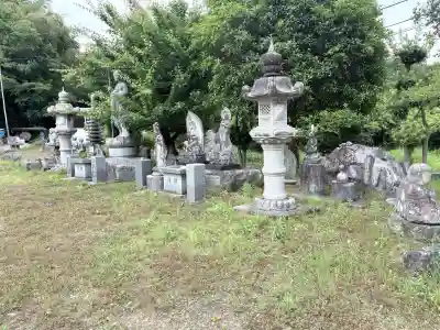 泉蔵寺の{uncategorized: "未分類", other: "その他", undefined: "問題あり", building: "その他建物", grave: "お墓", sacred_gate: "鳥居", guardian: "狛犬", statue: "像", buddha: "仏像", history: "歴史", nature: "自然", garden: "庭園", animal: "動物", pagoda: "塔", temizu: "手水舎", mountain_gate: "山門・神門", sanctuary: "本殿・本堂", subordinate: "末社・摂社", art: "芸術", scenery: "景色", jizo: "地蔵", ema: "絵馬", goshuin: "御朱印", omikuji: "おみくじ", items: "授与品その他", amulet: "お守り", goshuincho: "御朱印帳", eats: "食事", festival: "お祭り", votive_dance: "神楽", shichigosan: "七五三参", wedding: "結婚式", experience: "体験その他", initially: "初詣", around: "周辺", anti_infection: "感染症対策"}