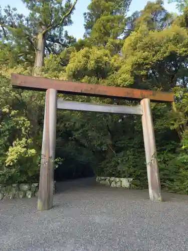 伊勢神宮外宮（豊受大神宮）の{uncategorized: "未分類", other: "その他", undefined: "問題あり", building: "その他建物", grave: "お墓", sacred_gate: "鳥居", guardian: "狛犬", statue: "像", buddha: "仏像", history: "歴史", nature: "自然", garden: "庭園", animal: "動物", pagoda: "塔", temizu: "手水舎", mountain_gate: "山門・神門", sanctuary: "本殿・本堂", subordinate: "末社・摂社", art: "芸術", scenery: "景色", jizo: "地蔵", ema: "絵馬", goshuin: "御朱印", omikuji: "おみくじ", items: "授与品その他", amulet: "お守り", goshuincho: "御朱印帳", eats: "食事", festival: "お祭り", votive_dance: "神楽", shichigosan: "七五三参", wedding: "結婚式", experience: "体験その他", initially: "初詣", around: "周辺", anti_infection: "感染症対策"}