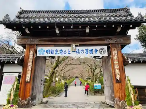 西教寺の山門