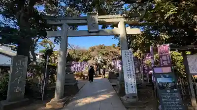 龍宮（江島神社）の{uncategorized: "未分類", other: "その他", undefined: "問題あり", building: "その他建物", grave: "お墓", sacred_gate: "鳥居", guardian: "狛犬", statue: "像", buddha: "仏像", history: "歴史", nature: "自然", garden: "庭園", animal: "動物", pagoda: "塔", temizu: "手水舎", mountain_gate: "山門・神門", sanctuary: "本殿・本堂", subordinate: "末社・摂社", art: "芸術", scenery: "景色", jizo: "地蔵", ema: "絵馬", goshuin: "御朱印", omikuji: "おみくじ", items: "授与品その他", amulet: "お守り", goshuincho: "御朱印帳", eats: "食事", festival: "お祭り", votive_dance: "神楽", shichigosan: "七五三参", wedding: "結婚式", experience: "体験その他", initially: "初詣", around: "周辺", anti_infection: "感染症対策"}
