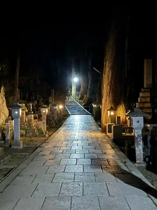 高野山金剛峯寺奥の院の{uncategorized: "未分類", other: "その他", undefined: "問題あり", building: "その他建物", grave: "お墓", sacred_gate: "鳥居", guardian: "狛犬", statue: "像", buddha: "仏像", history: "歴史", nature: "自然", garden: "庭園", animal: "動物", pagoda: "塔", temizu: "手水舎", mountain_gate: "山門・神門", sanctuary: "本殿・本堂", subordinate: "末社・摂社", art: "芸術", scenery: "景色", jizo: "地蔵", ema: "絵馬", goshuin: "御朱印", omikuji: "おみくじ", items: "授与品その他", amulet: "お守り", goshuincho: "御朱印帳", eats: "食事", festival: "お祭り", votive_dance: "神楽", shichigosan: "七五三参", wedding: "結婚式", experience: "体験その他", initially: "初詣", around: "周辺", anti_infection: "感染症対策"}