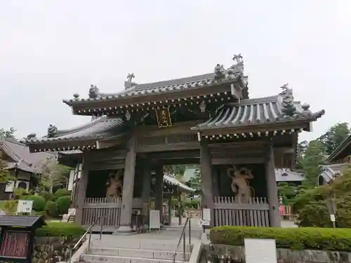 秋葉總本殿可睡斎の山門・神門