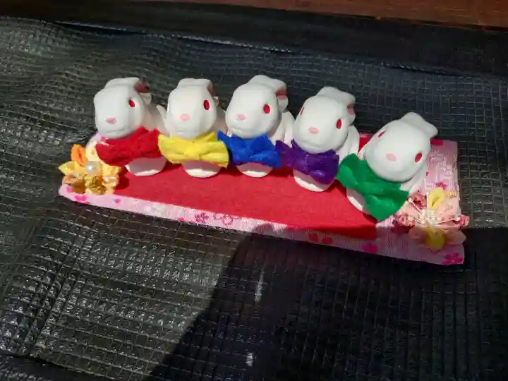 三輪神社の{uncategorized: "未分類", other: "その他", undefined: "問題あり", building: "その他建物", grave: "お墓", sacred_gate: "鳥居", guardian: "狛犬", statue: "像", buddha: "仏像", history: "歴史", nature: "自然", garden: "庭園", animal: "動物", pagoda: "塔", temizu: "手水舎", mountain_gate: "山門・神門", sanctuary: "本殿・本堂", subordinate: "末社・摂社", art: "芸術", scenery: "景色", jizo: "地蔵", ema: "絵馬", goshuin: "御朱印", omikuji: "おみくじ", items: "授与品その他", amulet: "お守り", goshuincho: "御朱印帳", eats: "食事", festival: "お祭り", votive_dance: "神楽", shichigosan: "七五三参", wedding: "結婚式", experience: "体験その他", initially: "初詣", around: "周辺", anti_infection: "感染症対策"}