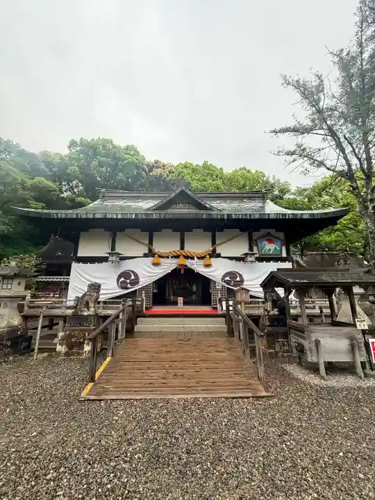 闘鶏神社の{uncategorized: "未分類", other: "その他", undefined: "問題あり", building: "その他建物", grave: "お墓", sacred_gate: "鳥居", guardian: "狛犬", statue: "像", buddha: "仏像", history: "歴史", nature: "自然", garden: "庭園", animal: "動物", pagoda: "塔", temizu: "手水舎", mountain_gate: "山門・神門", sanctuary: "本殿・本堂", subordinate: "末社・摂社", art: "芸術", scenery: "景色", jizo: "地蔵", ema: "絵馬", goshuin: "御朱印", omikuji: "おみくじ", items: "授与品その他", amulet: "お守り", goshuincho: "御朱印帳", eats: "食事", festival: "お祭り", votive_dance: "神楽", shichigosan: "七五三参", wedding: "結婚式", experience: "体験その他", initially: "初詣", around: "周辺", anti_infection: "感染症対策"}