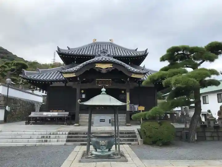 郷照寺の本殿・本堂