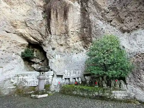 大谷寺の{uncategorized: "未分類", other: "その他", undefined: "問題あり", building: "その他建物", grave: "お墓", sacred_gate: "鳥居", guardian: "狛犬", statue: "像", buddha: "仏像", history: "歴史", nature: "自然", garden: "庭園", animal: "動物", pagoda: "塔", temizu: "手水舎", mountain_gate: "山門・神門", sanctuary: "本殿・本堂", subordinate: "末社・摂社", art: "芸術", scenery: "景色", jizo: "地蔵", ema: "絵馬", goshuin: "御朱印", omikuji: "おみくじ", items: "授与品その他", amulet: "お守り", goshuincho: "御朱印帳", eats: "食事", festival: "お祭り", votive_dance: "神楽", shichigosan: "七五三参", wedding: "結婚式", experience: "体験その他", initially: "初詣", around: "周辺", anti_infection: "感染症対策"}