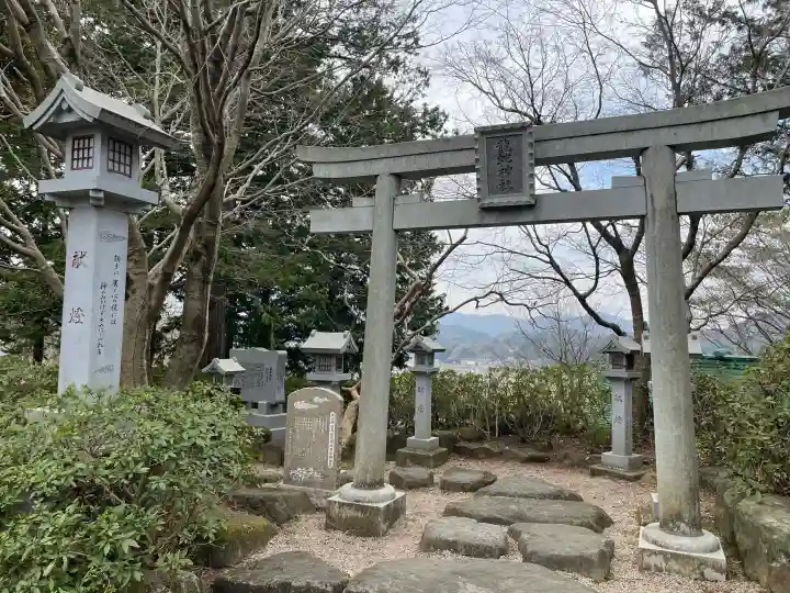 常陸国出雲大社の{uncategorized: "未分類", other: "その他", undefined: "問題あり", building: "その他建物", grave: "お墓", sacred_gate: "鳥居", guardian: "狛犬", statue: "像", buddha: "仏像", history: "歴史", nature: "自然", garden: "庭園", animal: "動物", pagoda: "塔", temizu: "手水舎", mountain_gate: "山門・神門", sanctuary: "本殿・本堂", subordinate: "末社・摂社", art: "芸術", scenery: "景色", jizo: "地蔵", ema: "絵馬", goshuin: "御朱印", omikuji: "おみくじ", items: "授与品その他", amulet: "お守り", goshuincho: "御朱印帳", eats: "食事", festival: "お祭り", votive_dance: "神楽", shichigosan: "七五三参", wedding: "結婚式", experience: "体験その他", initially: "初詣", around: "周辺", anti_infection: "感染症対策"}