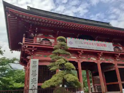 甲斐善光寺の山門