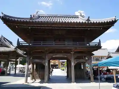 豊川閣　妙厳寺の山門・神門