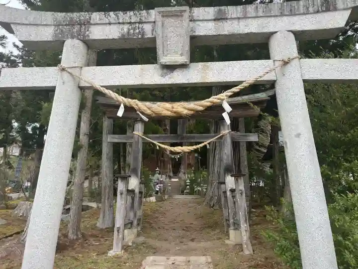 夏井諏訪神社の{uncategorized: "未分類", other: "その他", undefined: "問題あり", building: "その他建物", grave: "お墓", sacred_gate: "鳥居", guardian: "狛犬", statue: "像", buddha: "仏像", history: "歴史", nature: "自然", garden: "庭園", animal: "動物", pagoda: "塔", temizu: "手水舎", mountain_gate: "山門・神門", sanctuary: "本殿・本堂", subordinate: "末社・摂社", art: "芸術", scenery: "景色", jizo: "地蔵", ema: "絵馬", goshuin: "御朱印", omikuji: "おみくじ", items: "授与品その他", amulet: "お守り", goshuincho: "御朱印帳", eats: "食事", festival: "お祭り", votive_dance: "神楽", shichigosan: "七五三参", wedding: "結婚式", experience: "体験その他", initially: "初詣", around: "周辺", anti_infection: "感染症対策"}