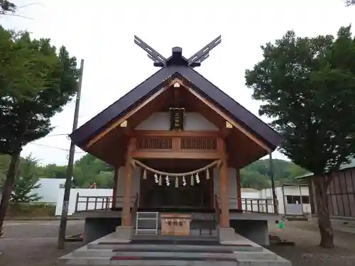 石山神社の本殿