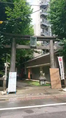 銀杏岡八幡神社の鳥居