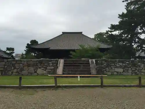西大寺の本殿・本堂