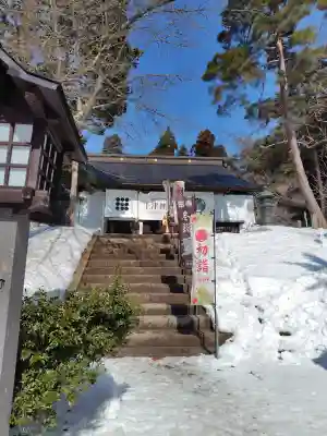 土津神社｜こどもと出世の神さまの{uncategorized: "未分類", other: "その他", undefined: "問題あり", building: "その他建物", grave: "お墓", sacred_gate: "鳥居", guardian: "狛犬", statue: "像", buddha: "仏像", history: "歴史", nature: "自然", garden: "庭園", animal: "動物", pagoda: "塔", temizu: "手水舎", mountain_gate: "山門・神門", sanctuary: "本殿・本堂", subordinate: "末社・摂社", art: "芸術", scenery: "景色", jizo: "地蔵", ema: "絵馬", goshuin: "御朱印", omikuji: "おみくじ", items: "授与品その他", amulet: "お守り", goshuincho: "御朱印帳", eats: "食事", festival: "お祭り", votive_dance: "神楽", shichigosan: "七五三参", wedding: "結婚式", experience: "体験その他", initially: "初詣", around: "周辺", anti_infection: "感染症対策"}