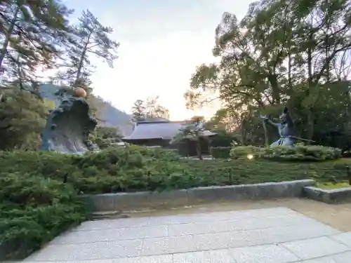 出雲大社の{uncategorized: "未分類", other: "その他", undefined: "問題あり", building: "その他建物", grave: "お墓", sacred_gate: "鳥居", guardian: "狛犬", statue: "像", buddha: "仏像", history: "歴史", nature: "自然", garden: "庭園", animal: "動物", pagoda: "塔", temizu: "手水舎", mountain_gate: "山門・神門", sanctuary: "本殿・本堂", subordinate: "末社・摂社", art: "芸術", scenery: "景色", jizo: "地蔵", ema: "絵馬", goshuin: "御朱印", omikuji: "おみくじ", items: "授与品その他", amulet: "お守り", goshuincho: "御朱印帳", eats: "食事", festival: "お祭り", votive_dance: "神楽", shichigosan: "七五三参", wedding: "結婚式", experience: "体験その他", initially: "初詣", around: "周辺", anti_infection: "感染症対策"}