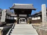 埼玉厄除け開運大師・龍泉寺(切り絵御朱印発祥の寺)の山門・神門