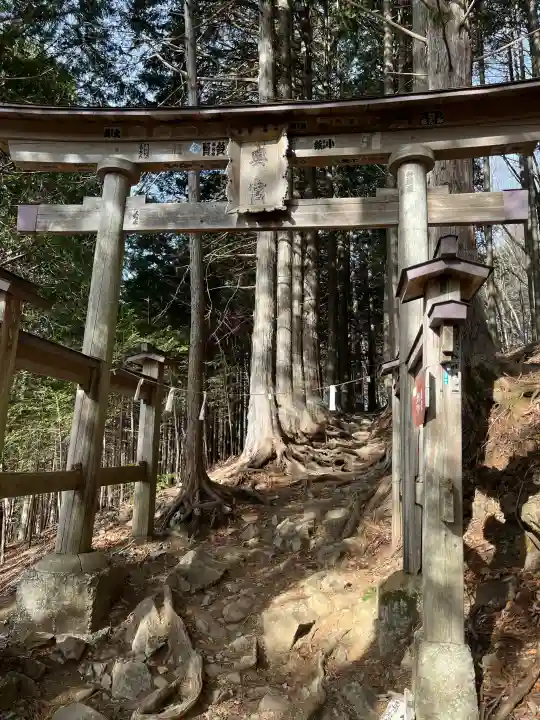 三峯神社の{uncategorized: "未分類", other: "その他", undefined: "問題あり", building: "その他建物", grave: "お墓", sacred_gate: "鳥居", guardian: "狛犬", statue: "像", buddha: "仏像", history: "歴史", nature: "自然", garden: "庭園", animal: "動物", pagoda: "塔", temizu: "手水舎", mountain_gate: "山門・神門", sanctuary: "本殿・本堂", subordinate: "末社・摂社", art: "芸術", scenery: "景色", jizo: "地蔵", ema: "絵馬", goshuin: "御朱印", omikuji: "おみくじ", items: "授与品その他", amulet: "お守り", goshuincho: "御朱印帳", eats: "食事", festival: "お祭り", votive_dance: "神楽", shichigosan: "七五三参", wedding: "結婚式", experience: "体験その他", initially: "初詣", around: "周辺", anti_infection: "感染症対策"}