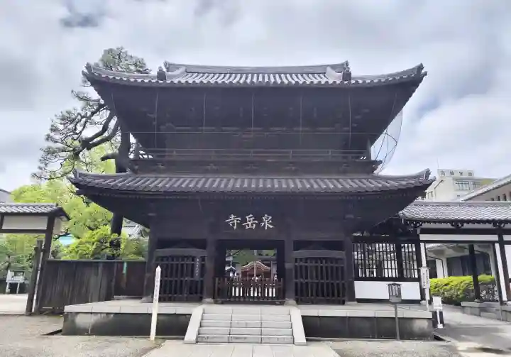 泉岳寺の{uncategorized: "未分類", other: "その他", undefined: "問題あり", building: "その他建物", grave: "お墓", sacred_gate: "鳥居", guardian: "狛犬", statue: "像", buddha: "仏像", history: "歴史", nature: "自然", garden: "庭園", animal: "動物", pagoda: "塔", temizu: "手水舎", mountain_gate: "山門・神門", sanctuary: "本殿・本堂", subordinate: "末社・摂社", art: "芸術", scenery: "景色", jizo: "地蔵", ema: "絵馬", goshuin: "御朱印", omikuji: "おみくじ", items: "授与品その他", amulet: "お守り", goshuincho: "御朱印帳", eats: "食事", festival: "お祭り", votive_dance: "神楽", shichigosan: "七五三参", wedding: "結婚式", experience: "体験その他", initially: "初詣", around: "周辺", anti_infection: "感染症対策"}
