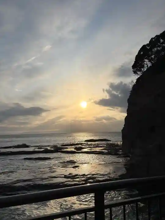 江島神社の{uncategorized: "未分類", other: "その他", undefined: "問題あり", building: "その他建物", grave: "お墓", sacred_gate: "鳥居", guardian: "狛犬", statue: "像", buddha: "仏像", history: "歴史", nature: "自然", garden: "庭園", animal: "動物", pagoda: "塔", temizu: "手水舎", mountain_gate: "山門・神門", sanctuary: "本殿・本堂", subordinate: "末社・摂社", art: "芸術", scenery: "景色", jizo: "地蔵", ema: "絵馬", goshuin: "御朱印", omikuji: "おみくじ", items: "授与品その他", amulet: "お守り", goshuincho: "御朱印帳", eats: "食事", festival: "お祭り", votive_dance: "神楽", shichigosan: "七五三参", wedding: "結婚式", experience: "体験その他", initially: "初詣", around: "周辺", anti_infection: "感染症対策"}