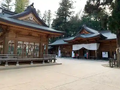 穂高神社本宮の{uncategorized: "未分類", other: "その他", undefined: "問題あり", building: "その他建物", grave: "お墓", sacred_gate: "鳥居", guardian: "狛犬", statue: "像", buddha: "仏像", history: "歴史", nature: "自然", garden: "庭園", animal: "動物", pagoda: "塔", temizu: "手水舎", mountain_gate: "山門・神門", sanctuary: "本殿・本堂", subordinate: "末社・摂社", art: "芸術", scenery: "景色", jizo: "地蔵", ema: "絵馬", goshuin: "御朱印", omikuji: "おみくじ", items: "授与品その他", amulet: "お守り", goshuincho: "御朱印帳", eats: "食事", festival: "お祭り", votive_dance: "神楽", shichigosan: "七五三参", wedding: "結婚式", experience: "体験その他", initially: "初詣", around: "周辺", anti_infection: "感染症対策"}