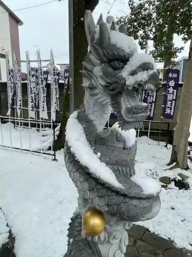 白金龍王社の{uncategorized: "未分類", other: "その他", undefined: "問題あり", building: "その他建物", grave: "お墓", sacred_gate: "鳥居", guardian: "狛犬", statue: "像", buddha: "仏像", history: "歴史", nature: "自然", garden: "庭園", animal: "動物", pagoda: "塔", temizu: "手水舎", mountain_gate: "山門・神門", sanctuary: "本殿・本堂", subordinate: "末社・摂社", art: "芸術", scenery: "景色", jizo: "地蔵", ema: "絵馬", goshuin: "御朱印", omikuji: "おみくじ", items: "授与品その他", amulet: "お守り", goshuincho: "御朱印帳", eats: "食事", festival: "お祭り", votive_dance: "神楽", shichigosan: "七五三参", wedding: "結婚式", experience: "体験その他", initially: "初詣", around: "周辺", anti_infection: "感染症対策"}