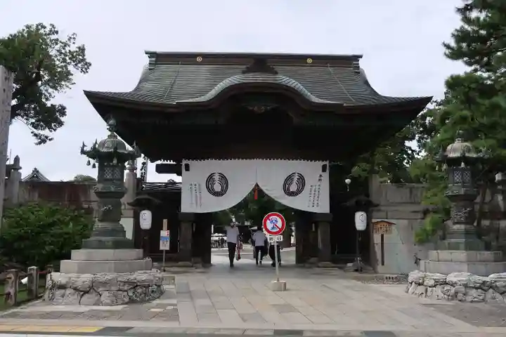 豊川閣 妙厳寺の山門・神門