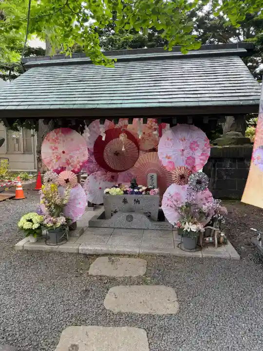 札幌諏訪神社の{uncategorized: "未分類", other: "その他", undefined: "問題あり", building: "その他建物", grave: "お墓", sacred_gate: "鳥居", guardian: "狛犬", statue: "像", buddha: "仏像", history: "歴史", nature: "自然", garden: "庭園", animal: "動物", pagoda: "塔", temizu: "手水舎", mountain_gate: "山門・神門", sanctuary: "本殿・本堂", subordinate: "末社・摂社", art: "芸術", scenery: "景色", jizo: "地蔵", ema: "絵馬", goshuin: "御朱印", omikuji: "おみくじ", items: "授与品その他", amulet: "お守り", goshuincho: "御朱印帳", eats: "食事", festival: "お祭り", votive_dance: "神楽", shichigosan: "七五三参", wedding: "結婚式", experience: "体験その他", initially: "初詣", around: "周辺", anti_infection: "感染症対策"}