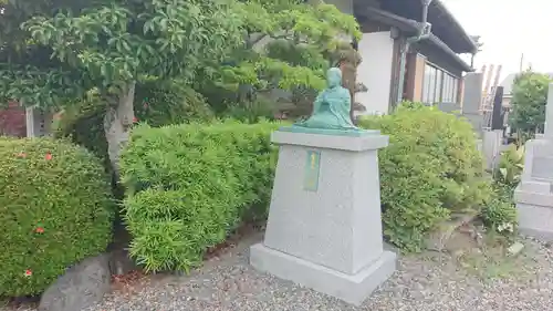 法源寺の像