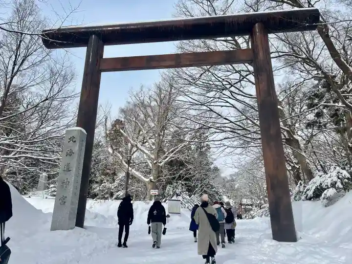 北海道神宮の{uncategorized: "未分類", other: "その他", undefined: "問題あり", building: "その他建物", grave: "お墓", sacred_gate: "鳥居", guardian: "狛犬", statue: "像", buddha: "仏像", history: "歴史", nature: "自然", garden: "庭園", animal: "動物", pagoda: "塔", temizu: "手水舎", mountain_gate: "山門・神門", sanctuary: "本殿・本堂", subordinate: "末社・摂社", art: "芸術", scenery: "景色", jizo: "地蔵", ema: "絵馬", goshuin: "御朱印", omikuji: "おみくじ", items: "授与品その他", amulet: "お守り", goshuincho: "御朱印帳", eats: "食事", festival: "お祭り", votive_dance: "神楽", shichigosan: "七五三参", wedding: "結婚式", experience: "体験その他", initially: "初詣", around: "周辺", anti_infection: "感染症対策"}
