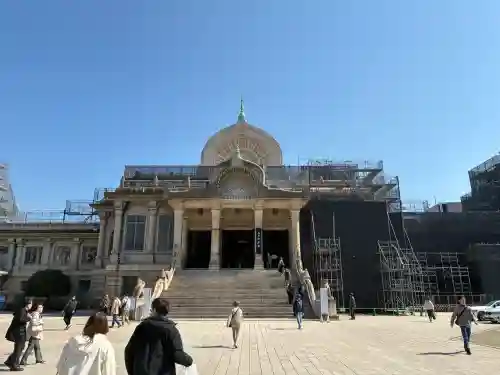 築地本願寺（本願寺築地別院）の{uncategorized: "未分類", other: "その他", undefined: "問題あり", building: "その他建物", grave: "お墓", sacred_gate: "鳥居", guardian: "狛犬", statue: "像", buddha: "仏像", history: "歴史", nature: "自然", garden: "庭園", animal: "動物", pagoda: "塔", temizu: "手水舎", mountain_gate: "山門・神門", sanctuary: "本殿・本堂", subordinate: "末社・摂社", art: "芸術", scenery: "景色", jizo: "地蔵", ema: "絵馬", goshuin: "御朱印", omikuji: "おみくじ", items: "授与品その他", amulet: "お守り", goshuincho: "御朱印帳", eats: "食事", festival: "お祭り", votive_dance: "神楽", shichigosan: "七五三参", wedding: "結婚式", experience: "体験その他", initially: "初詣", around: "周辺", anti_infection: "感染症対策"}