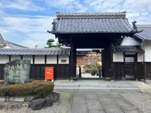 曼陀羅寺の山門