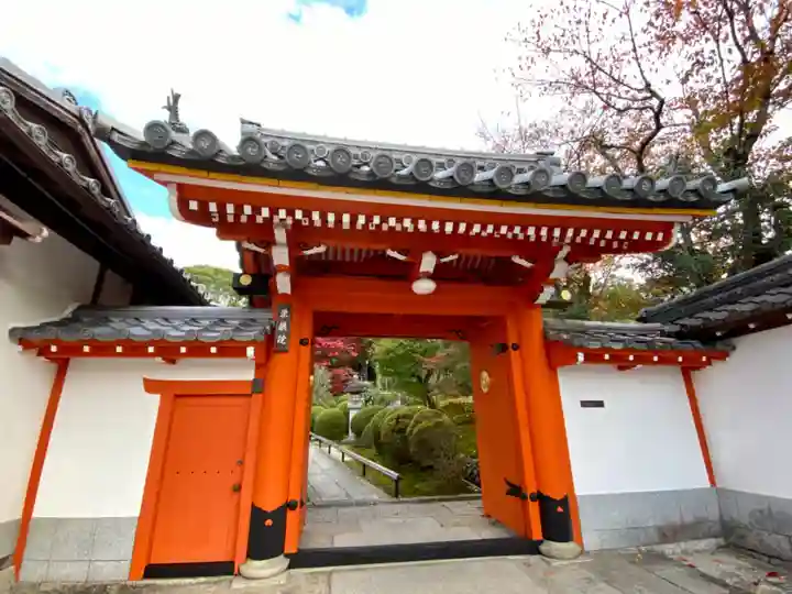 榮攝院(栄摂院)の山門・神門