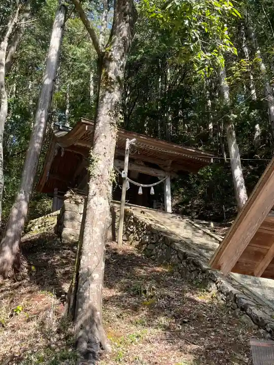 湯之山神社の{uncategorized: "未分類", other: "その他", undefined: "問題あり", building: "その他建物", grave: "お墓", sacred_gate: "鳥居", guardian: "狛犬", statue: "像", buddha: "仏像", history: "歴史", nature: "自然", garden: "庭園", animal: "動物", pagoda: "塔", temizu: "手水舎", mountain_gate: "山門・神門", sanctuary: "本殿・本堂", subordinate: "末社・摂社", art: "芸術", scenery: "景色", jizo: "地蔵", ema: "絵馬", goshuin: "御朱印", omikuji: "おみくじ", items: "授与品その他", amulet: "お守り", goshuincho: "御朱印帳", eats: "食事", festival: "お祭り", votive_dance: "神楽", shichigosan: "七五三参", wedding: "結婚式", experience: "体験その他", initially: "初詣", around: "周辺", anti_infection: "感染症対策"}
