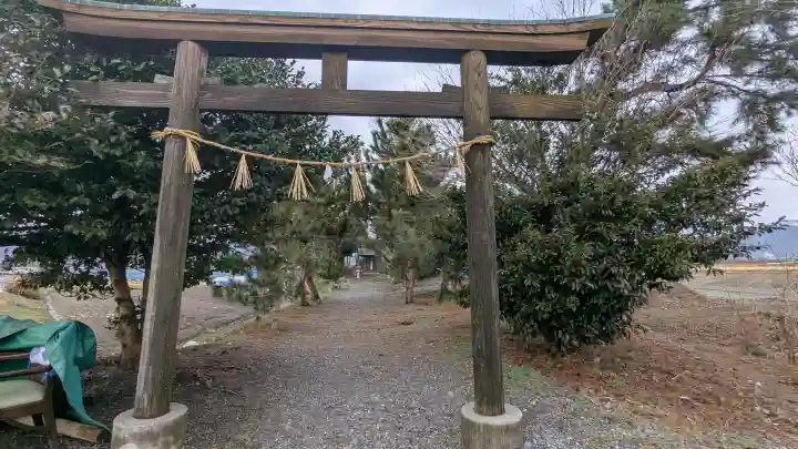 新保 白山神社の{uncategorized: "未分類", other: "その他", undefined: "問題あり", building: "その他建物", grave: "お墓", sacred_gate: "鳥居", guardian: "狛犬", statue: "像", buddha: "仏像", history: "歴史", nature: "自然", garden: "庭園", animal: "動物", pagoda: "塔", temizu: "手水舎", mountain_gate: "山門・神門", sanctuary: "本殿・本堂", subordinate: "末社・摂社", art: "芸術", scenery: "景色", jizo: "地蔵", ema: "絵馬", goshuin: "御朱印", omikuji: "おみくじ", items: "授与品その他", amulet: "お守り", goshuincho: "御朱印帳", eats: "食事", festival: "お祭り", votive_dance: "神楽", shichigosan: "七五三参", wedding: "結婚式", experience: "体験その他", initially: "初詣", around: "周辺", anti_infection: "感染症対策"}