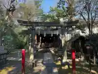 四合稲荷神社の{uncategorized: "未分類", other: "その他", undefined: "問題あり", building: "その他建物", grave: "お墓", sacred_gate: "鳥居", guardian: "狛犬", statue: "像", buddha: "仏像", history: "歴史", nature: "自然", garden: "庭園", animal: "動物", pagoda: "塔", temizu: "手水舎", mountain_gate: "山門・神門", sanctuary: "本殿・本堂", subordinate: "末社・摂社", art: "芸術", scenery: "景色", jizo: "地蔵", ema: "絵馬", goshuin: "御朱印", omikuji: "おみくじ", items: "授与品その他", amulet: "お守り", goshuincho: "御朱印帳", eats: "食事", festival: "お祭り", votive_dance: "神楽", shichigosan: "七五三参", wedding: "結婚式", experience: "体験その他", initially: "初詣", around: "周辺", anti_infection: "感染症対策"}