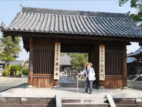 本山寺の山門