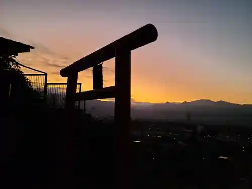 差出磯大嶽山神社 仕事と健康と厄よけの神さまの鳥居