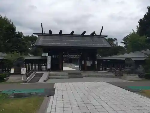 札幌護國神社の山門・神門