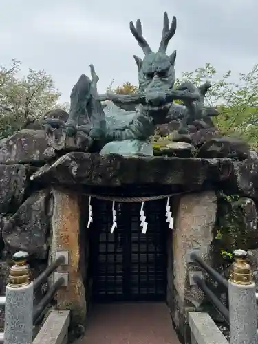 龍宮（江島神社）の{uncategorized: "未分類", other: "その他", undefined: "問題あり", building: "その他建物", grave: "お墓", sacred_gate: "鳥居", guardian: "狛犬", statue: "像", buddha: "仏像", history: "歴史", nature: "自然", garden: "庭園", animal: "動物", pagoda: "塔", temizu: "手水舎", mountain_gate: "山門・神門", sanctuary: "本殿・本堂", subordinate: "末社・摂社", art: "芸術", scenery: "景色", jizo: "地蔵", ema: "絵馬", goshuin: "御朱印", omikuji: "おみくじ", items: "授与品その他", amulet: "お守り", goshuincho: "御朱印帳", eats: "食事", festival: "お祭り", votive_dance: "神楽", shichigosan: "七五三参", wedding: "結婚式", experience: "体験その他", initially: "初詣", around: "周辺", anti_infection: "感染症対策"}