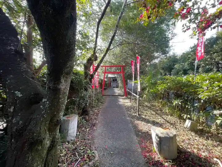 嬉野稲荷神社の{uncategorized: "未分類", other: "その他", undefined: "問題あり", building: "その他建物", grave: "お墓", sacred_gate: "鳥居", guardian: "狛犬", statue: "像", buddha: "仏像", history: "歴史", nature: "自然", garden: "庭園", animal: "動物", pagoda: "塔", temizu: "手水舎", mountain_gate: "山門・神門", sanctuary: "本殿・本堂", subordinate: "末社・摂社", art: "芸術", scenery: "景色", jizo: "地蔵", ema: "絵馬", goshuin: "御朱印", omikuji: "おみくじ", items: "授与品その他", amulet: "お守り", goshuincho: "御朱印帳", eats: "食事", festival: "お祭り", votive_dance: "神楽", shichigosan: "七五三参", wedding: "結婚式", experience: "体験その他", initially: "初詣", around: "周辺", anti_infection: "感染症対策"}