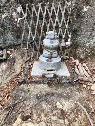 石上布都魂神社の像