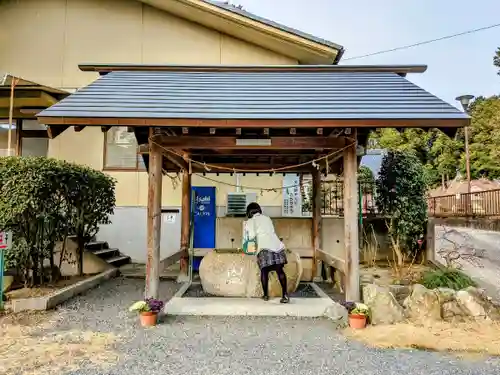 伊奈冨神社の手水舎